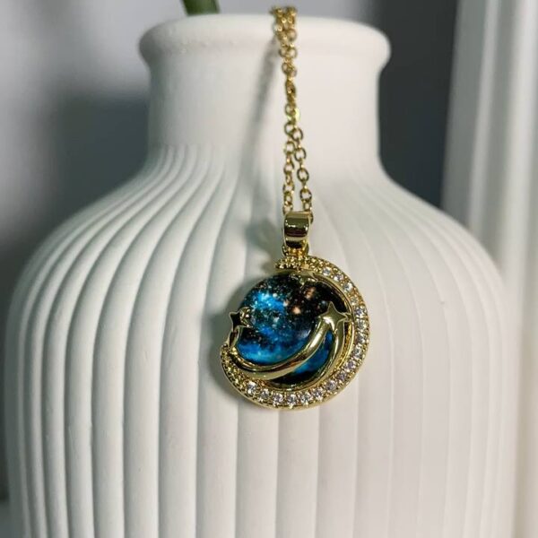 Çelik Dünya Şeklinde Taşlı Kolye
